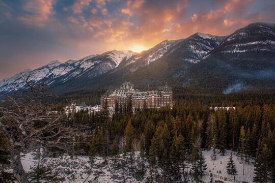 Moraine Lake Sunset Round-trip Shuttle from Calgary
